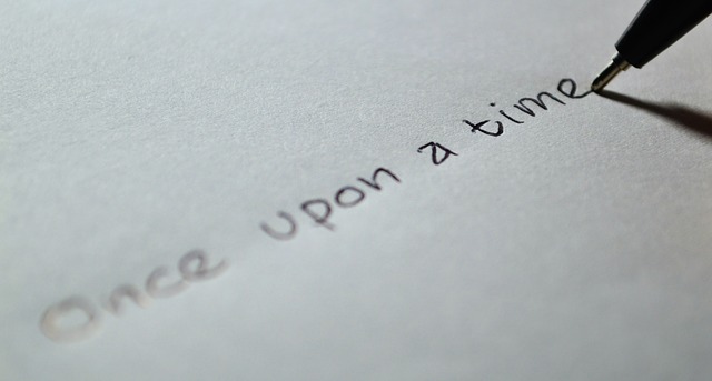 "Once upon a time" écrit au stylo sur une feuille blanche.